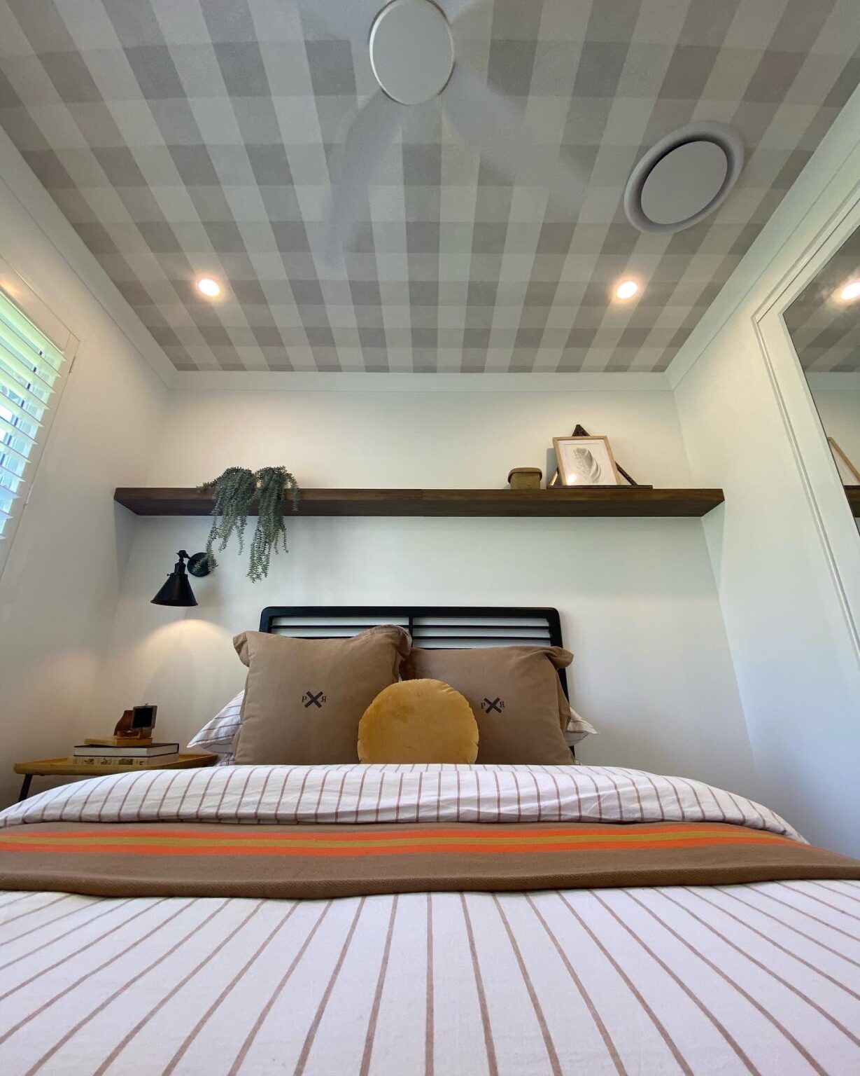 How much does it cost to wallpaper? to buy & hang wallpaper