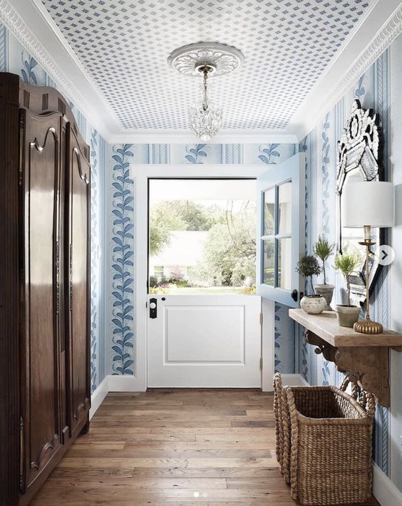 Wallpaper on walls and ceiling mixing 2 wallpaper patterns