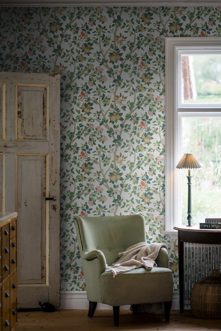 Floral & Fauna wallpaper