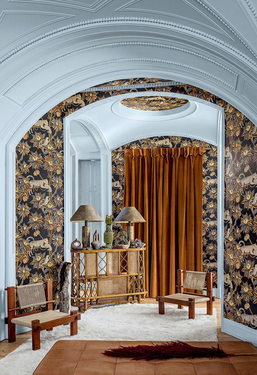 Ornate room featuring arched walls of Satara leopard wallpaper in black and gold