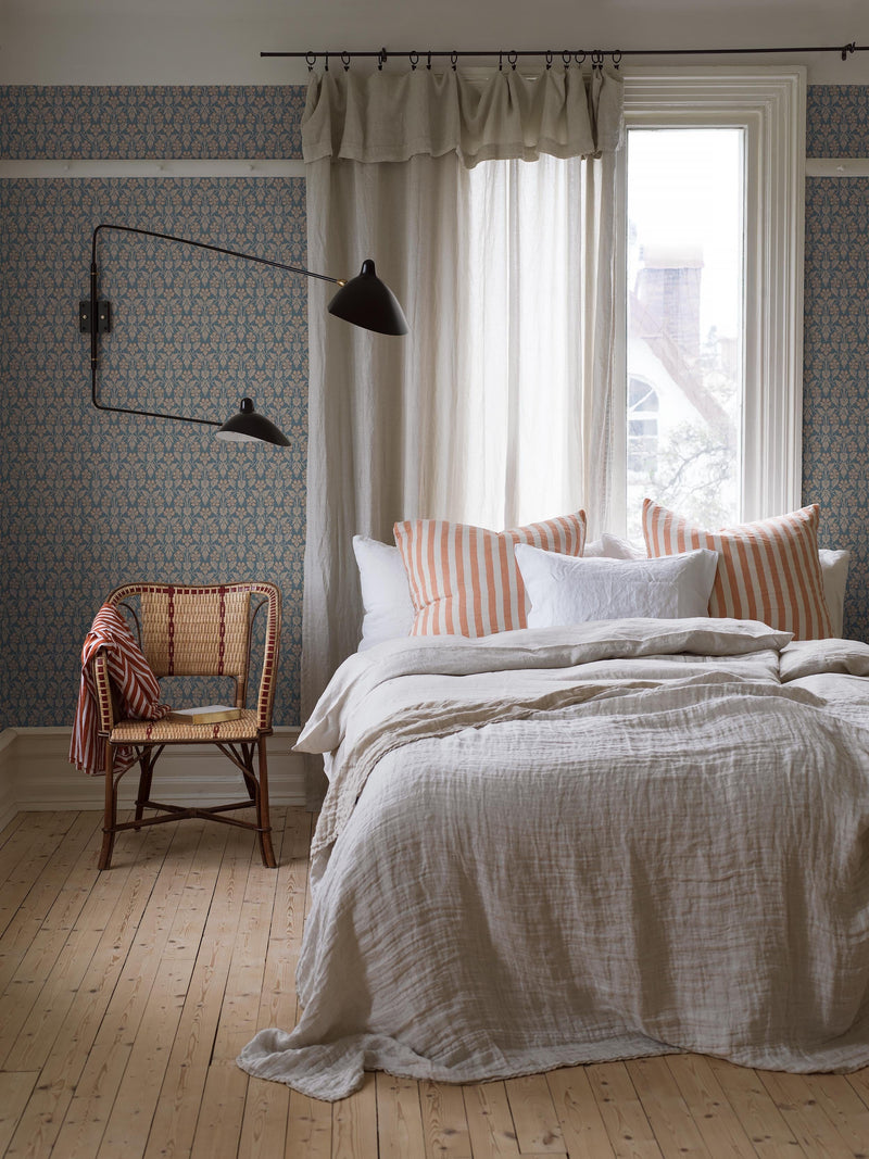 Bedroom with Nora wallpaper lattice style with flowers in a bedroom