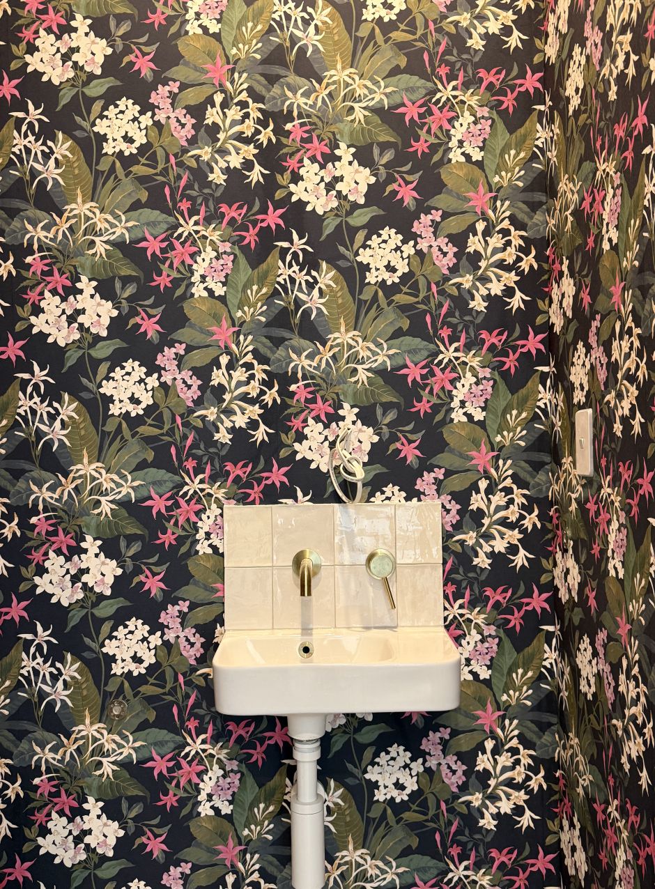Jasmine Dream floral wallpaper in a toilet