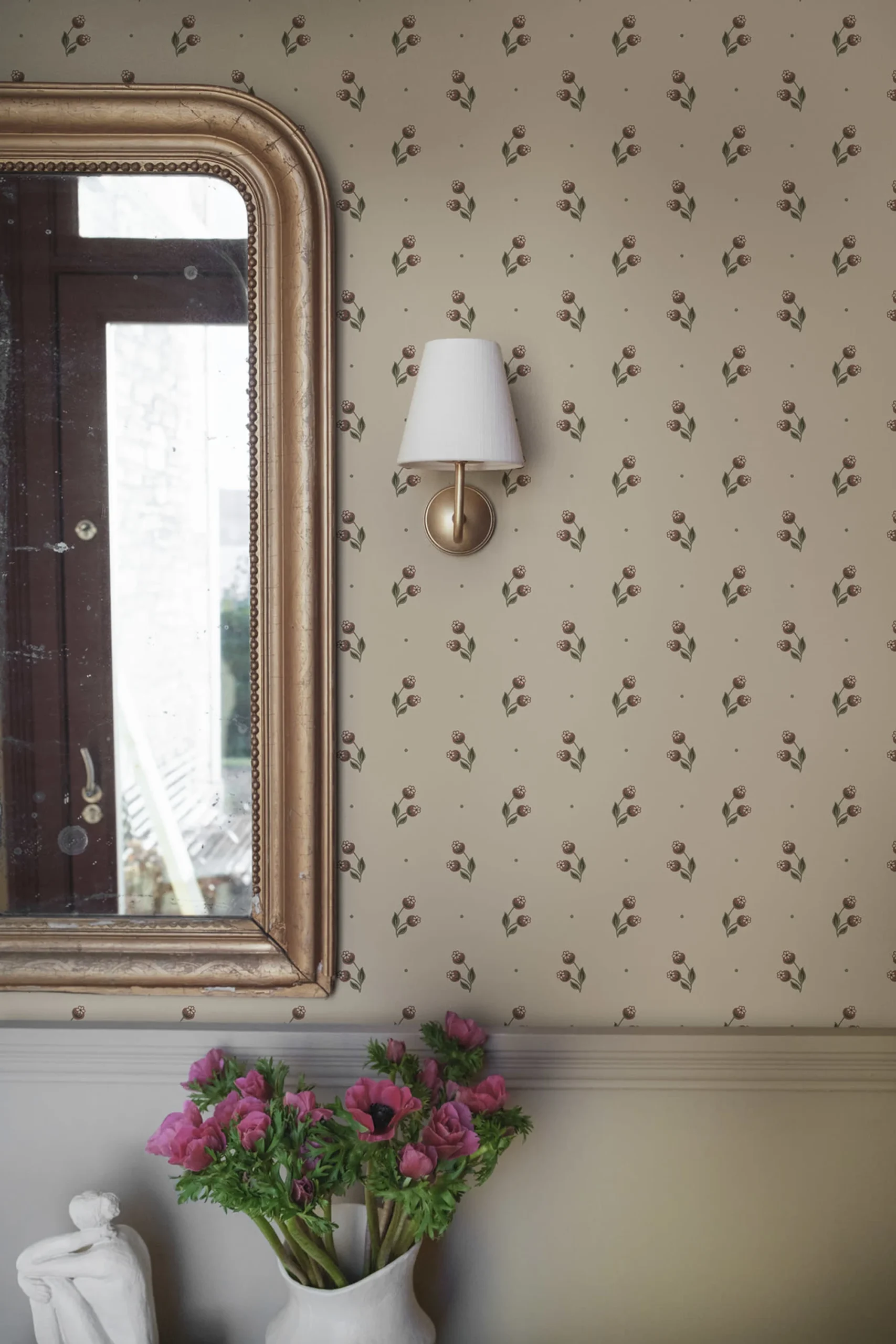 Siv wallpaper of tiny hawthorn flowers in a traditional living room with mirror