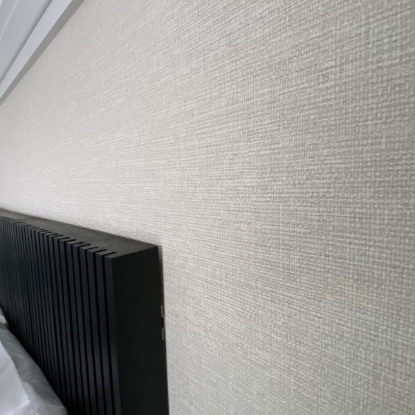 Textured wallpaper in grey in a bedroom